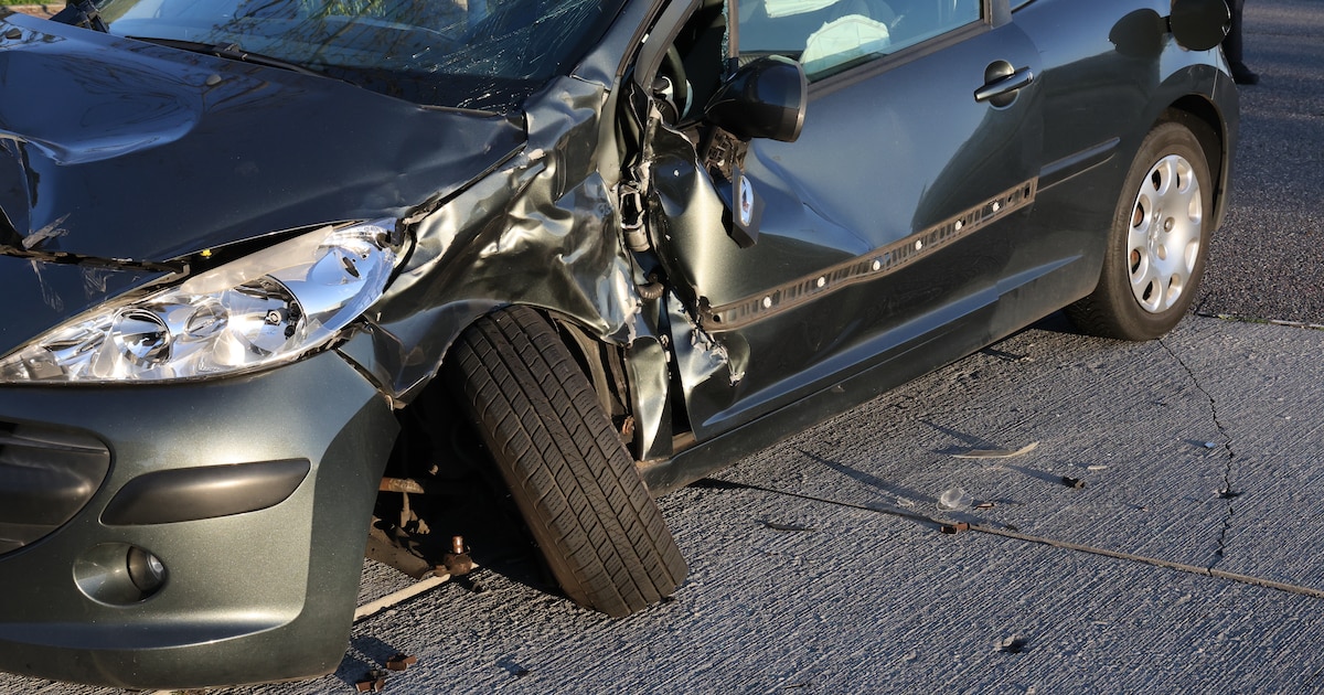 Auto botst op tractor op kruising in De Lier, bestuurder naar ziekenhuis