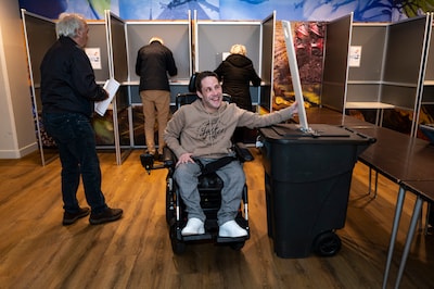 Supervrijwilliger Patrick (38) stampt de stembiljetten aan in Moergestel: ‘Ik ben bijna een begrip h