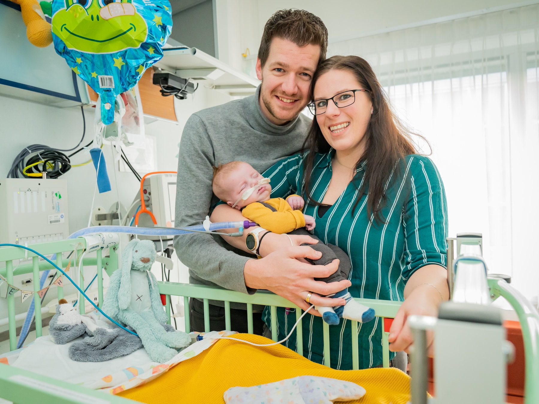 Germen en Annemieke Waardenburg met hun drie maanden oude zoon Jeftha in het Wilhelmina Kinderziekenhuis.