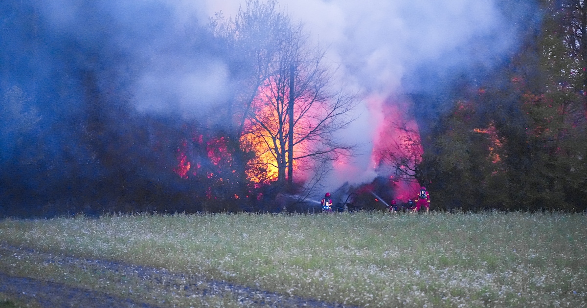 Veel rook bij brand in loods aan de Kostverloren in Zuidbroek