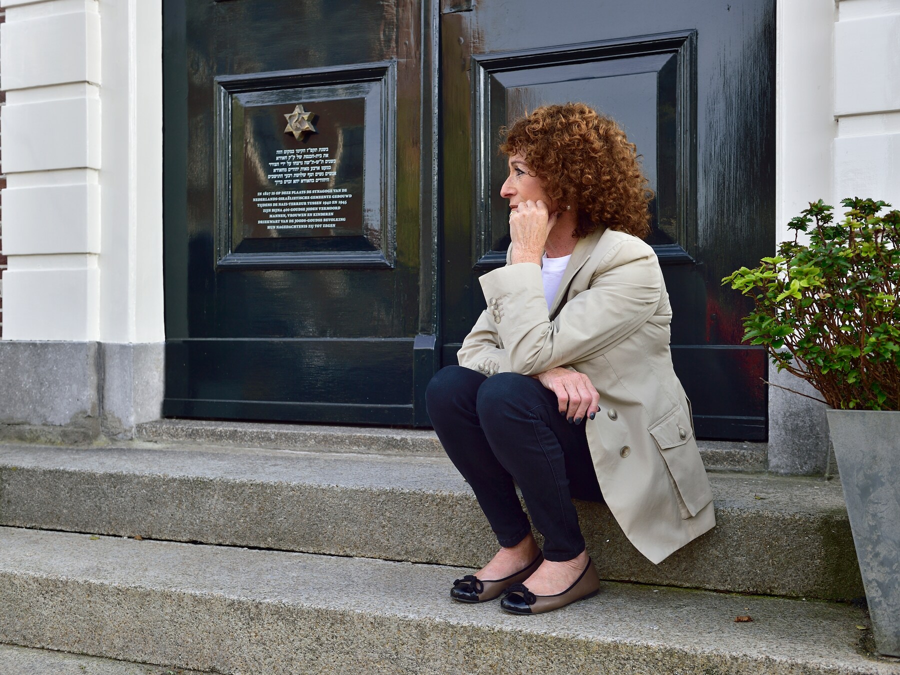 Lea van Coeverden voor de voormalige synagoge aan de Turfmarkt in de binnenstad van Gouda.