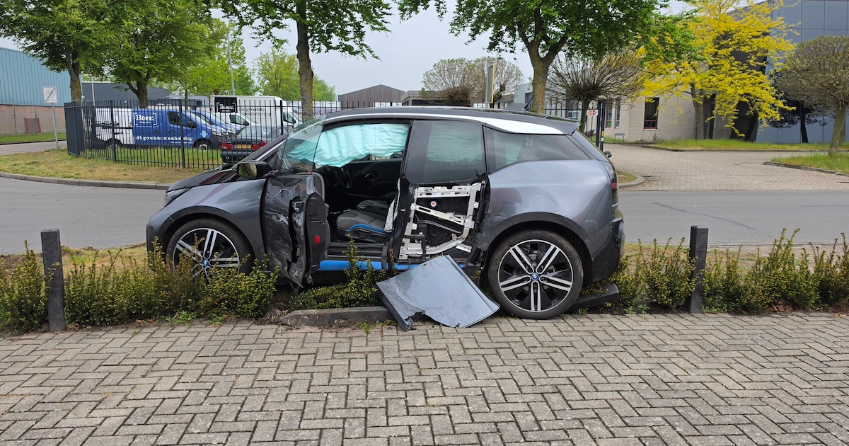 Auto flink beschadigd bij ongeluk in Staphorst