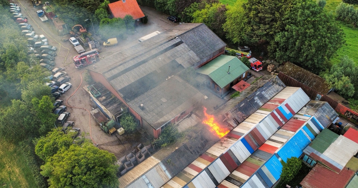 Veel rook bij brand in loods met hout aan Lekdijk in Hagestein