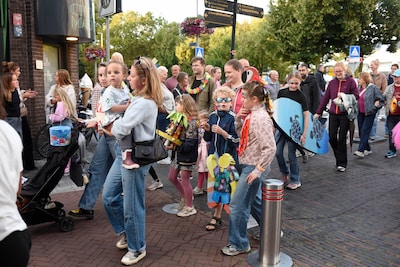 Vakantieweek van start met lampionnentocht, zaterdagavond Feestcafé