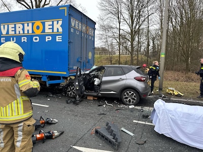 Auto crasht tegen achterkant van vrachtwagen in Zwolle