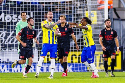 Jesse van der Haar knuffelt vader Hans na goal voor RKC, Almere City op voorsprong