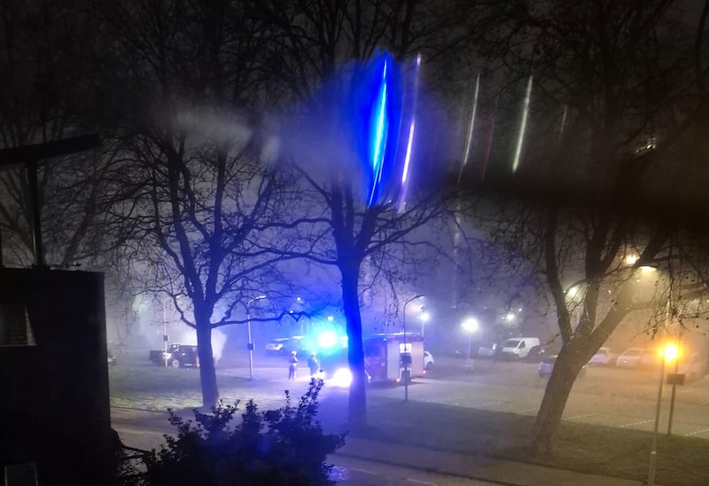 Grote rookwolken komen uit de pick-uptruck (links) als de brandweer het vuur blust op het parkeerterrein aan de Gildenweg. De politie denkt niet aan brandstichting.   