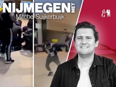 Raymond is met de kinderen een rondje door de sneeuw maken, dan ziet hij een man met hakbijl toeslaa