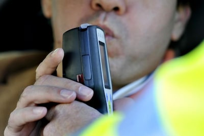 Bestuurder kijkt te diep in het glaasje en laat ravage (en zijn auto) achter
