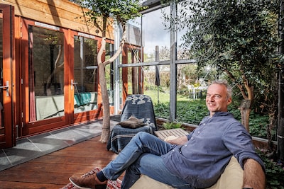 Zon, wind of regen, in de kas van Maarten is het altijd fijn toeven