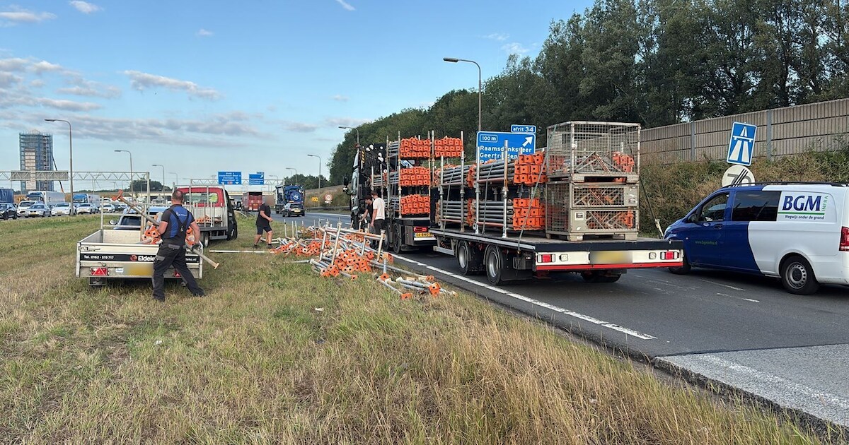 Vrachtwagen verliest lading op A59: file richting knooppunt Zonzeel door steigeronderdelen op de weg