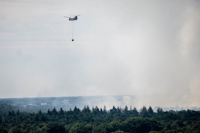 Brandweer krijgt meer grip op natuurbrand in Limburg, chinooks droppen bijna 900.000 liter water