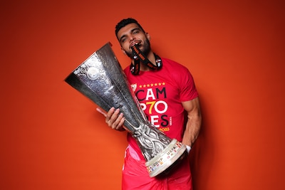 Voormalig PSV’er Rekik wil weg uit Abu Dhabi, maar mist noodpaspoort voor dochter: ‘Kan iemand in Ne