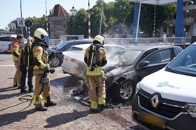 Geparkeerde auto vliegt in brand langs de gracht in Zwolle