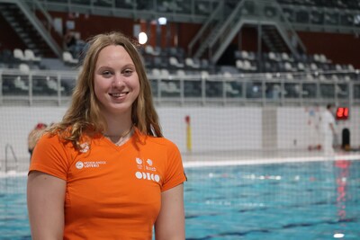 WK-zwemster Milou van Wijk wil met haar verhaal anderen inspireren: ‘Kinderen lachten mij uit toen ik kaal werd’