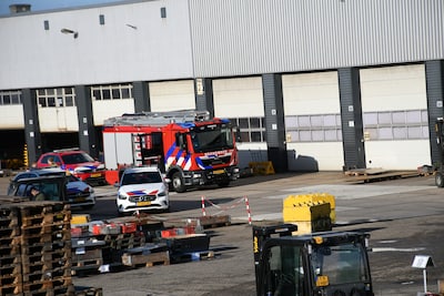 Lasser gewond bij ongeluk met kraan bij fabrikant van opleggers in Kampen