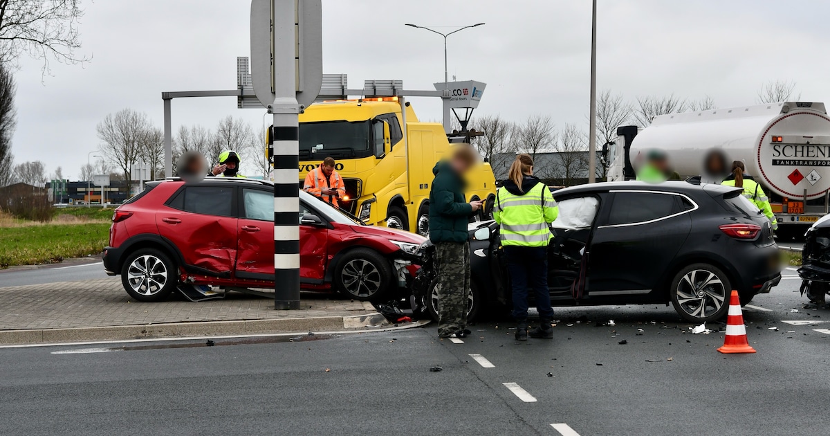 Drie auto's botsen op kruising in Zwaagdijk-Oost