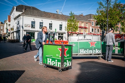 De bierprijs op Koningsdag in Arnhem is vaak pas lastminute bekend: ‘Het is geven en nemen’
