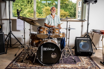 Muziekleraar Jeffrey (63) beleeft droom in MAX Orkest: ‘Bent u het, dé drummer?’