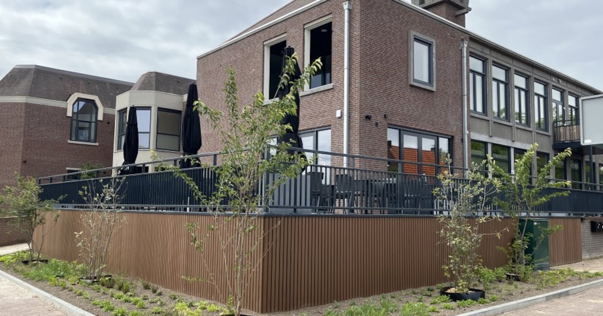 Raadhuisplein Haelen klaar na opknapbeurt: meer groen, parkeerplekken behouden