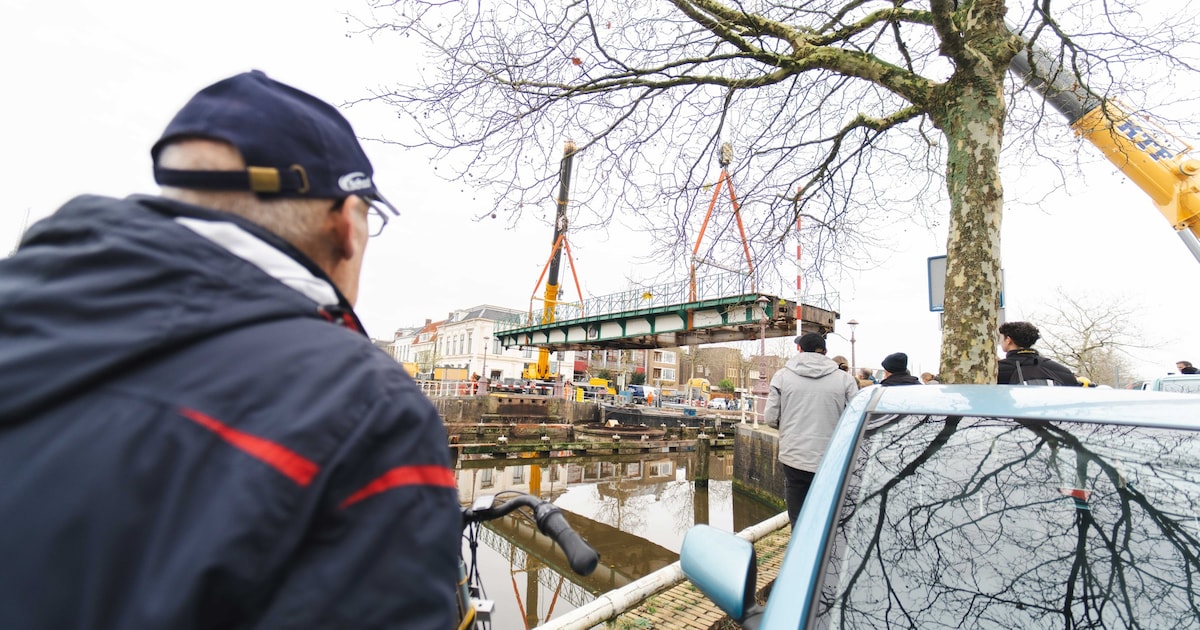 Draaibrug uit 1895 in Leeuwarden tijdelijk verwijderd voor onderhoud