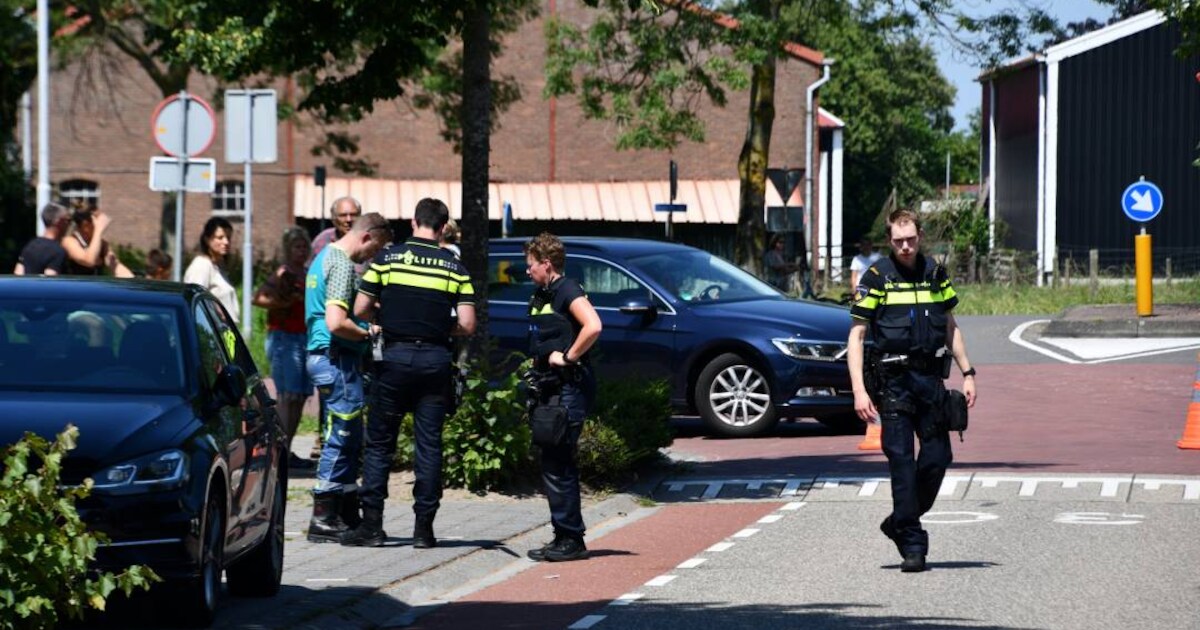 Fietser zwaargewond na ongeval op Vroonlandseweg in Kapelle, traumahelikopter gealarmeerd