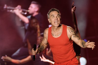 Laura Pausini en Robbie Williams bij slotceremonie WK, Jennifer Hudson zingt volkslied
