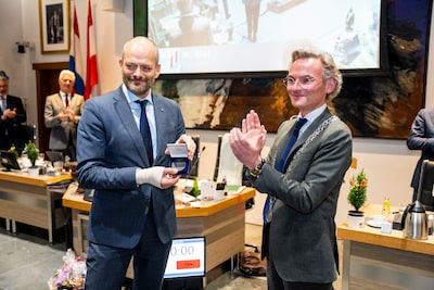 Bronzen erepenning voor vertrekkend wethouder: ‘Je hebt de stad mede vorm gegeven’