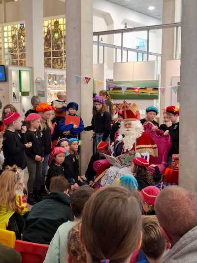 Sinterklaas bezoekt bibliotheek in Veenendaal