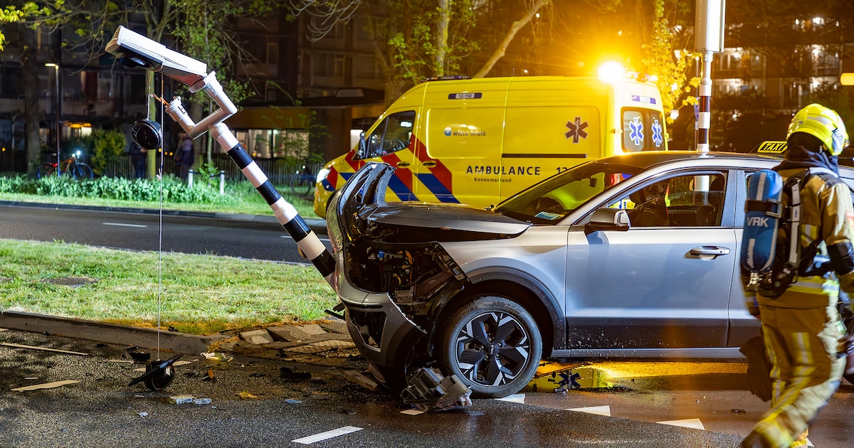 Auto's in de kreukels na ongeluk op Plesmanweg in Beverwijk