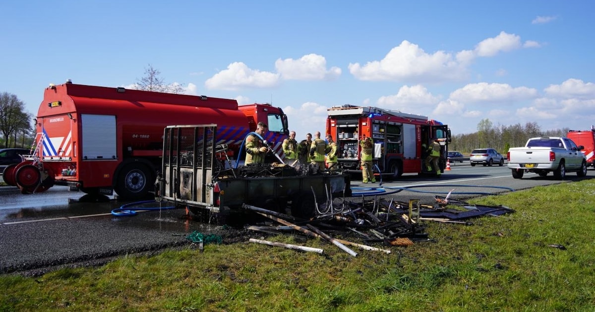 Aanhanger brandt volledig uit op A28 bij Rouveen, flinke file na afsluiting rijstroken