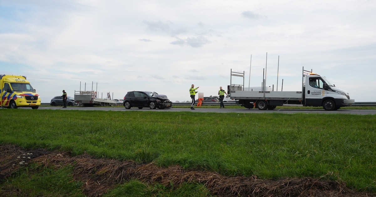 Twee personen naar ziekenhuis na ernstige botsing op A7 bij Oostwold