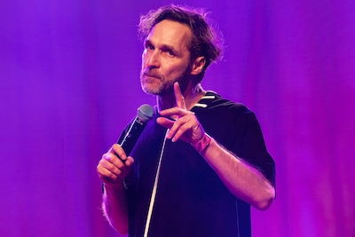 Cabaretier Javier Guzman laat weer van zich horen: ‘Ik ben heel veel aan het schrijven’