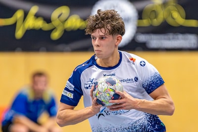 Handballer Sten (18) wordt begeerd door de absolute top, maar doet het rustig aan: ‘Moet wel leuk bl