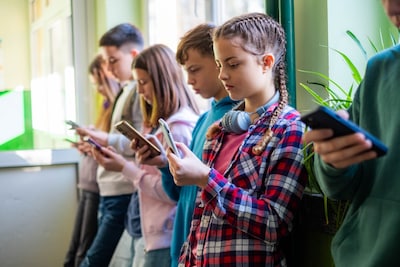 Kinderen van hun telefoon af krijgen via wet- en regelgeving: hoe doen ze dat in andere landen, en werkt het?
