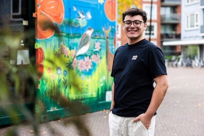 Hij komt uit een familie van niet-stemmers, nu is Emre (24) lijsttrekker van D66 bij de komende verkiezingen