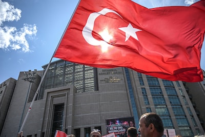 Britse hotelgast spuugt in lobby op Turkse vlag en wordt opgepakt in Alanya