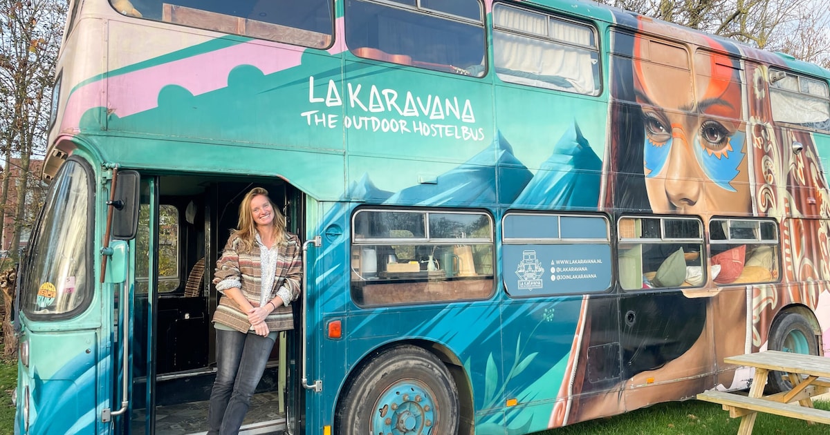 Twee Leidse zussen bouwden een dubbeldekker om tot hostelbus en geven een feestje