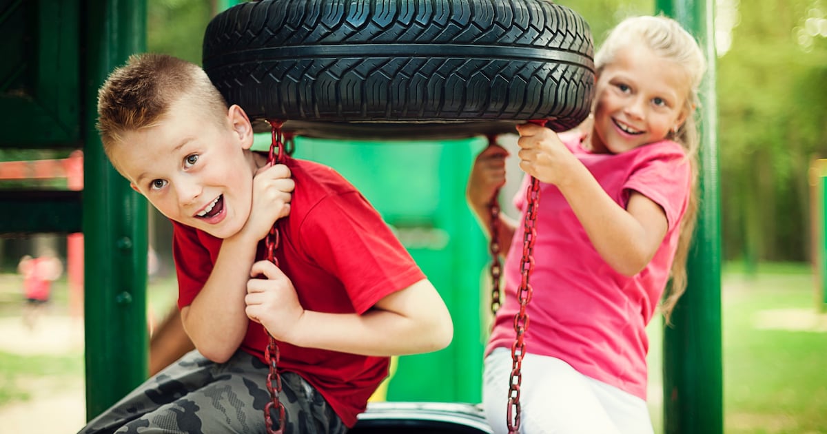Kinderen kunnen spelen in speeltuin Gemini/Apollo in Heeze