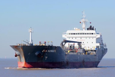 Stuurloze tanker dreigde op windmolens te botsen, op tijd weggesleept naar kust