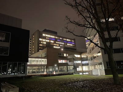 Couveuseafdeling Catharina Ziekenhuis kleurt paars als aandacht voor Wereld Prematurendag