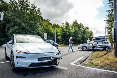 Twee auto’s flink beschadigd na botsing op kruising bij A12 in Arnhem