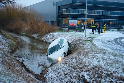 Auto glijdt van de weg en belandt in de sloot in Oss