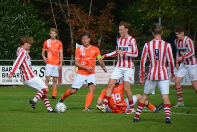 Tumultueus duel krijgt opvallend staartje nadat scheidsrechter de verkeerde speler wegstuurt: ‘Baal 