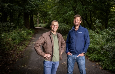 David krijgt hartaanval midden in het bos, maar dan ziet Mark hem liggen: ‘Ik dacht: die is dood’