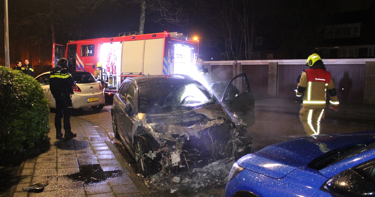 Voorkant van geparkeerde auto uitgebrand op het Merwedeplantsoen in Heemstede