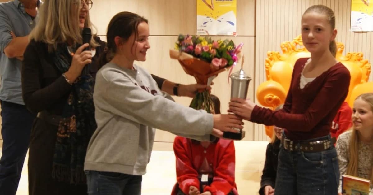 Tara Verkissen wint voorleeswedstrijd tijdens Nationale Voorleesdagen in Heiloo