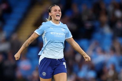 Oranje-international Kerstin Casparij helpt Manchester City met fraaie treffer aan zege op Arsenal