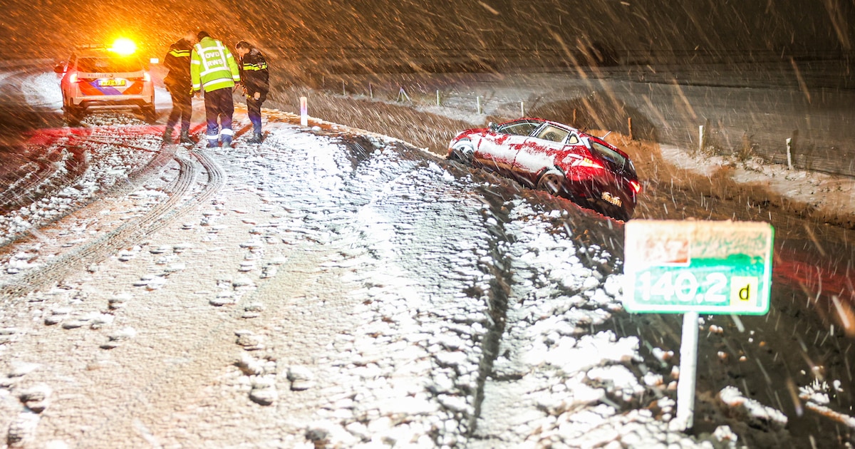 Automobilist belandt door gladheid naast A7 bij Oudehaske