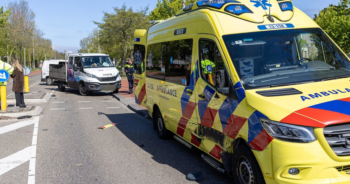 Ambulance in botsing tijdens spoedrit op de Goudvink in Heemskerk